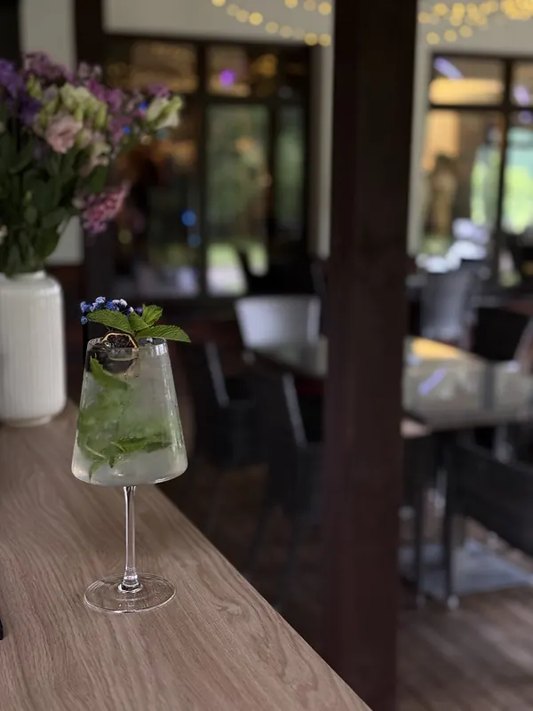 Mojito su mėtomis ant baro stalo terasoje